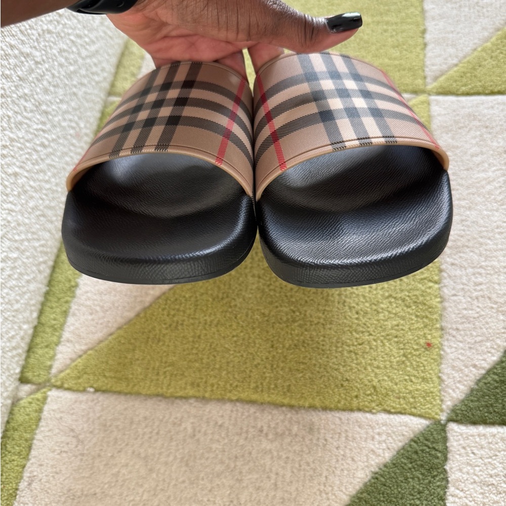 Burberry Pool Slides - Picture 2 of 8